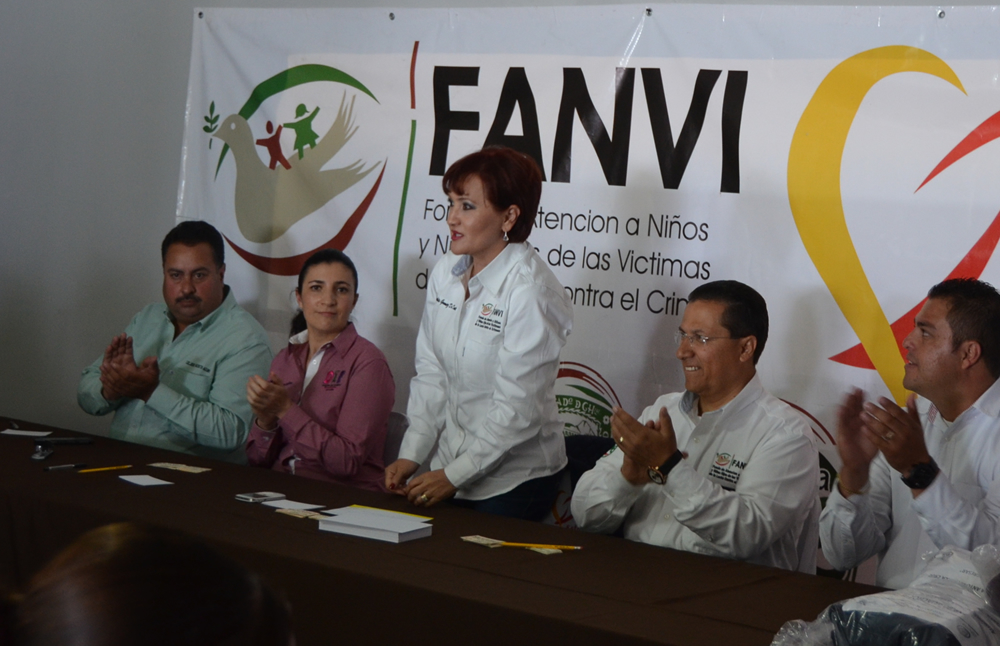Entregan apoyos por inicio de ciclo escolar 